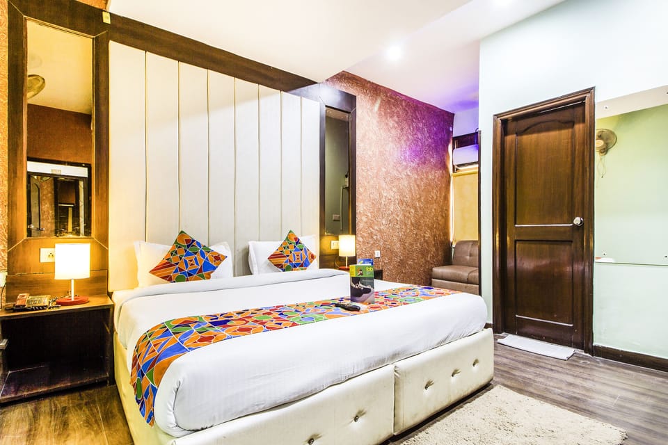 Premium Room, 1 King Bed, Non Smoking | In-room safe, rollaway beds, free WiFi