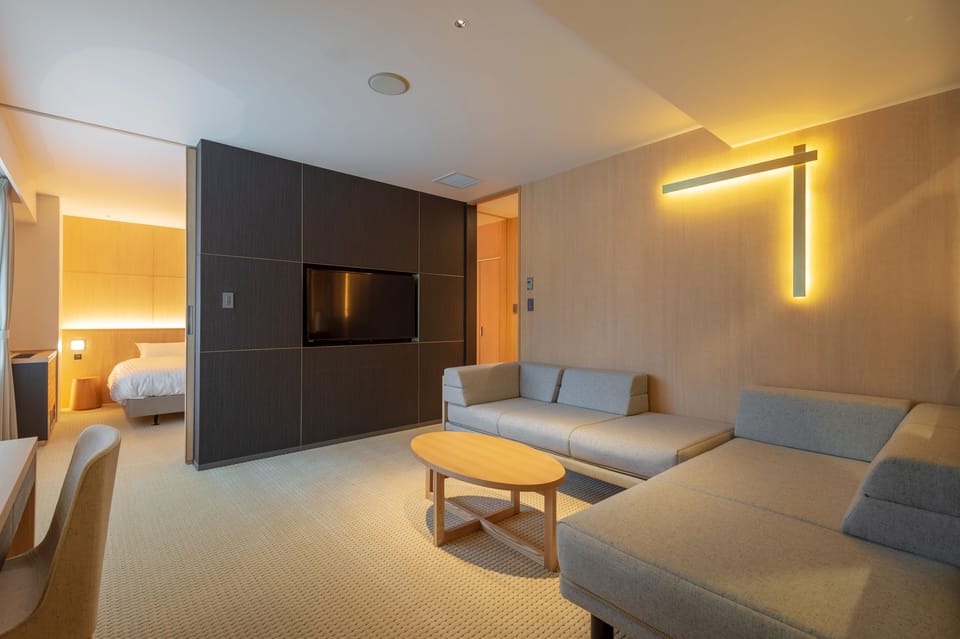 Suite Room | Living room | 40-inch LCD TV with digital channels, TV