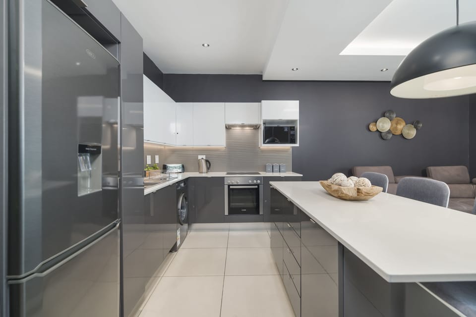 Comfort Apartment, 1 King Bed, Non Smoking | Private kitchen | Fridge, microwave, oven, stovetop