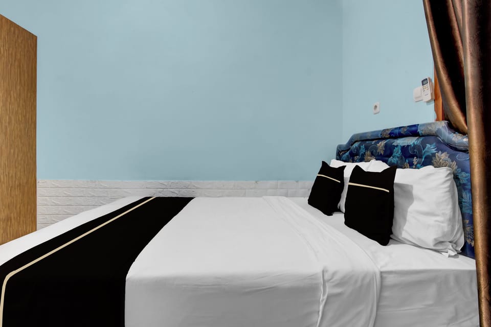 Standard Double Room | Desk, bed sheets