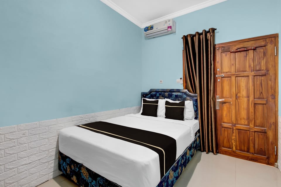 Standard Double Room | Desk, bed sheets