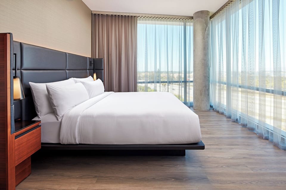 Studio, 1 King Bed, Corner | Premium bedding, in-room safe, desk, laptop workspace