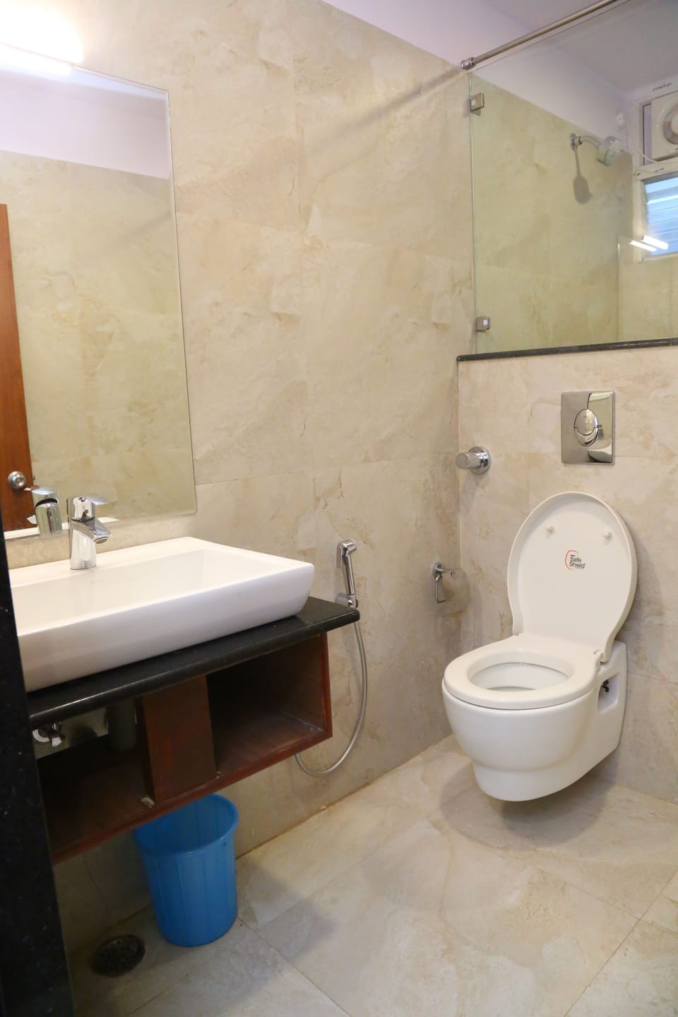 Deluxe Room | Bathroom | Shower, free toiletries, towels