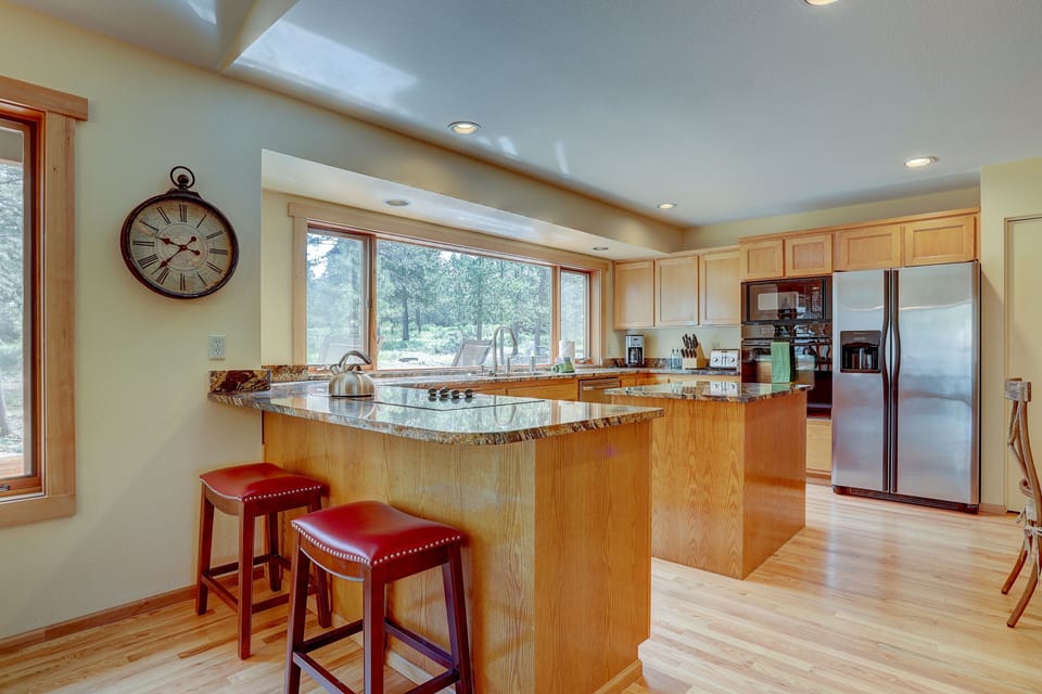 House, 3 Bedrooms | Private kitchen | Fridge, microwave, oven, stovetop