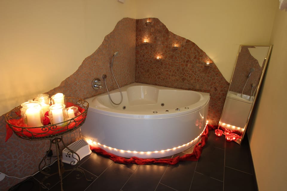 Sauna, hot tub, hot stone massages, 1 treatment room, massages