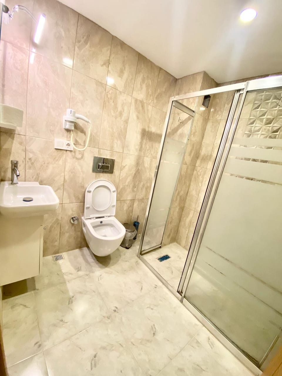 Shower, hydromassage showerhead, free toiletries, hair dryer