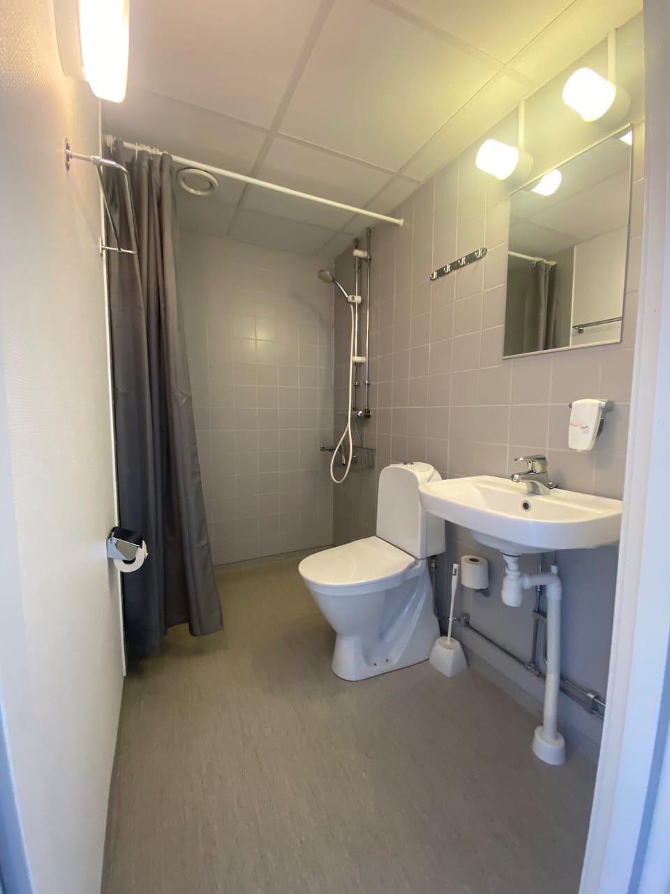 Basic Room, City View | Bathroom | Shower