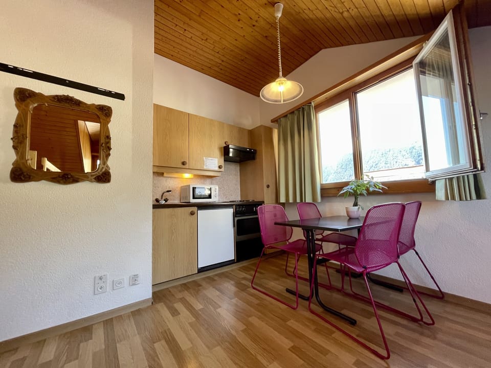 Basic Apartment, Multiple Beds on the fourth floor without elevator | Desk, free WiFi, bed sheets