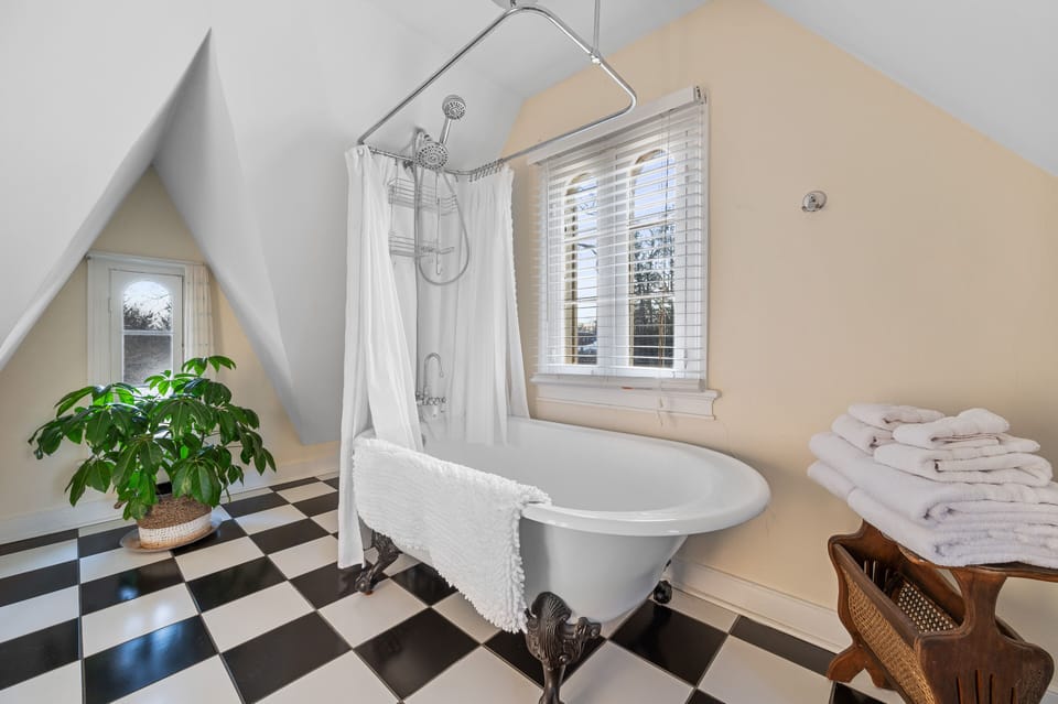 Deluxe Room, 1 Queen Bed, Non Smoking | Bathroom | Free toiletries, hair dryer, towels