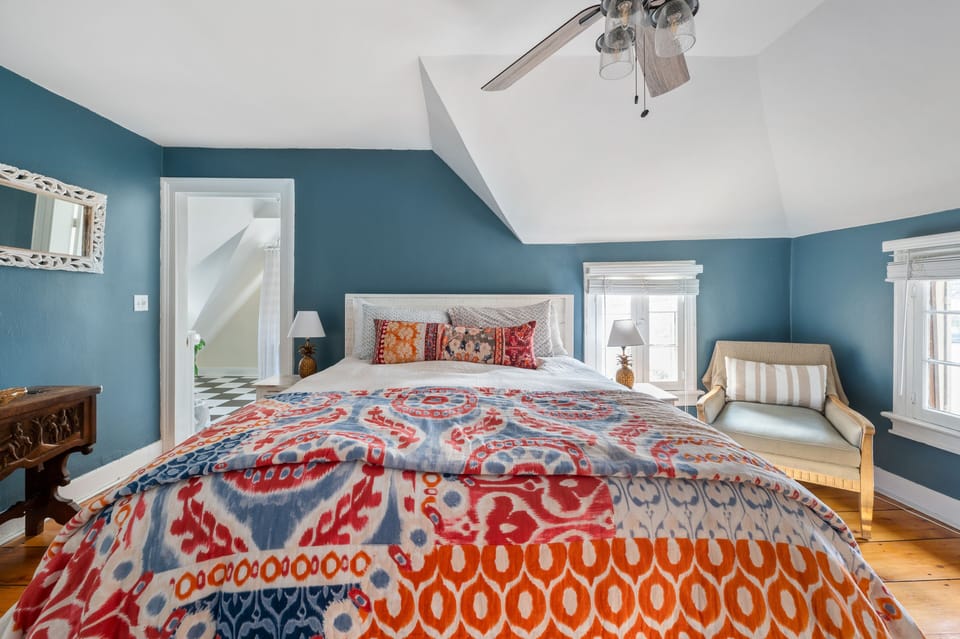 Deluxe Room, 1 Queen Bed, Non Smoking | Free WiFi, bed sheets