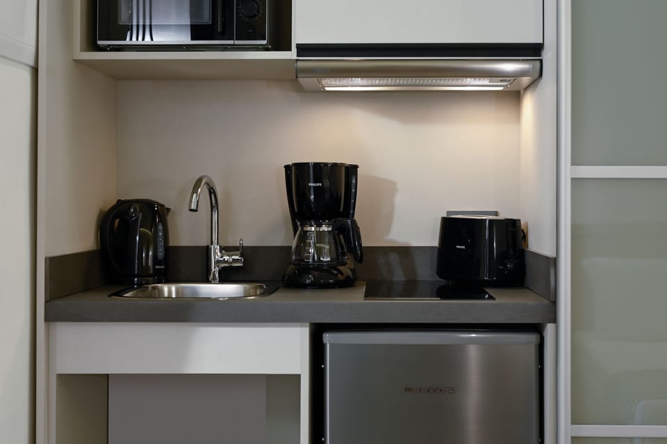 Classic Room | Private kitchenette | Mini-fridge, microwave, oven, stovetop