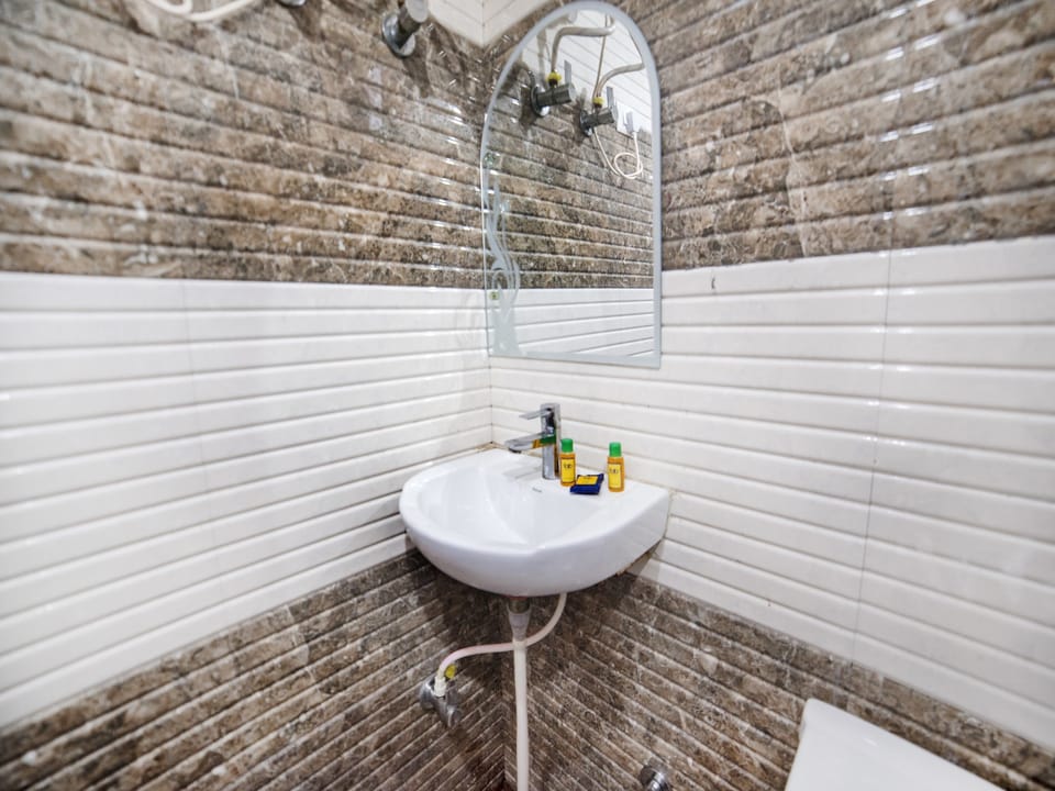 Shower, rainfall showerhead, free toiletries