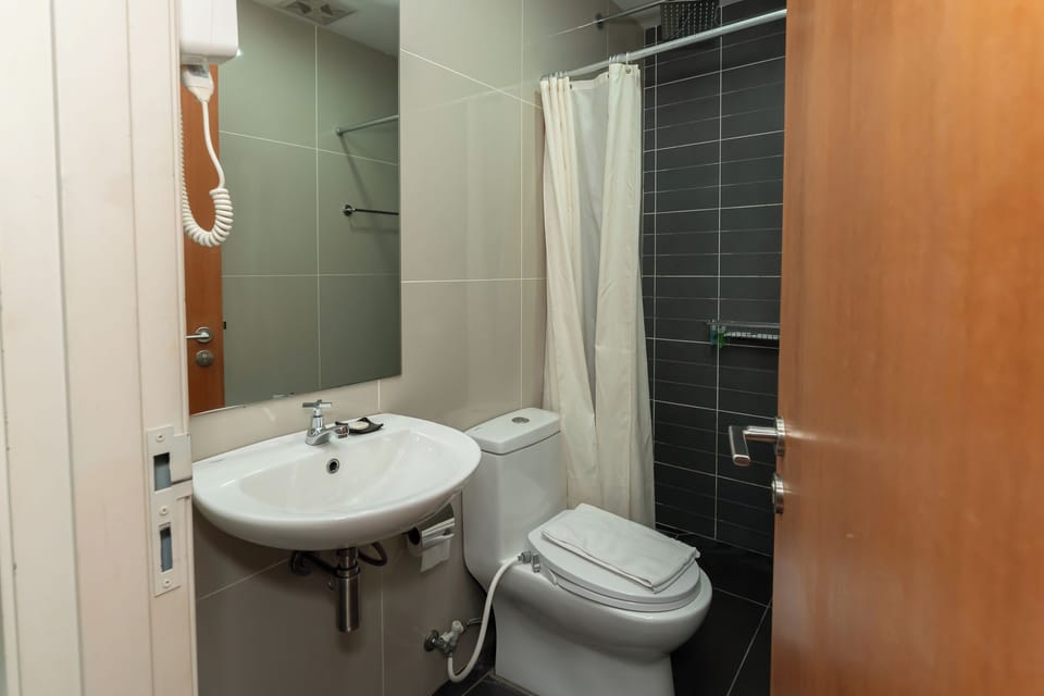 Standard Queen Room | In-room safe, desk, iron/ironing board, free WiFi