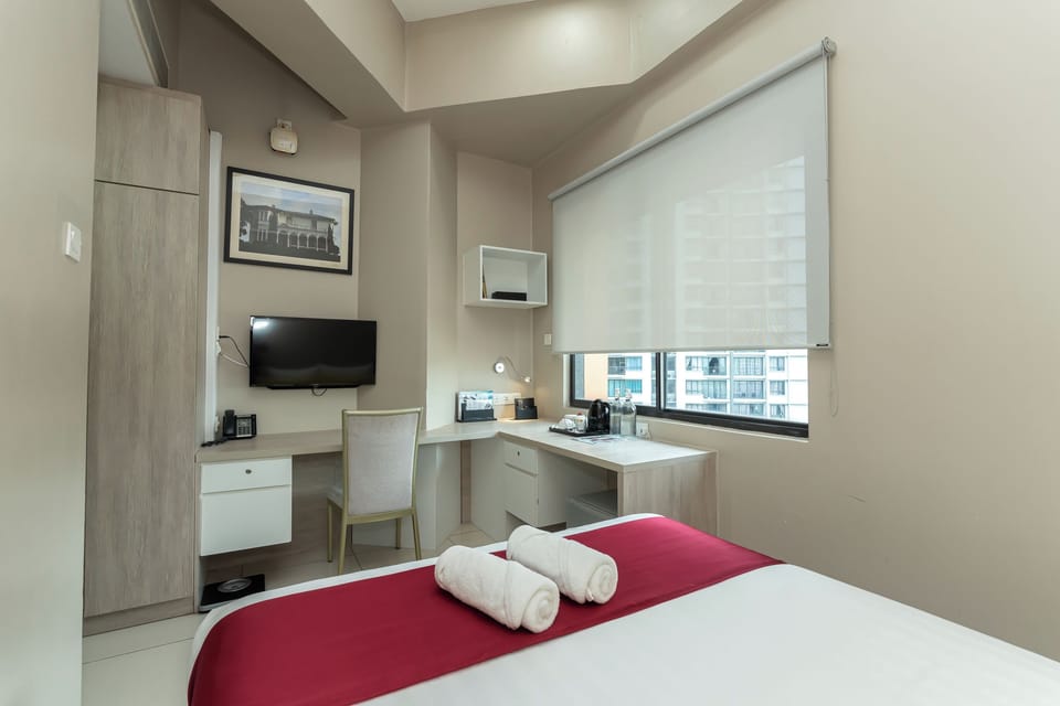 Standard Queen Room | In-room safe, desk, iron/ironing board, free WiFi