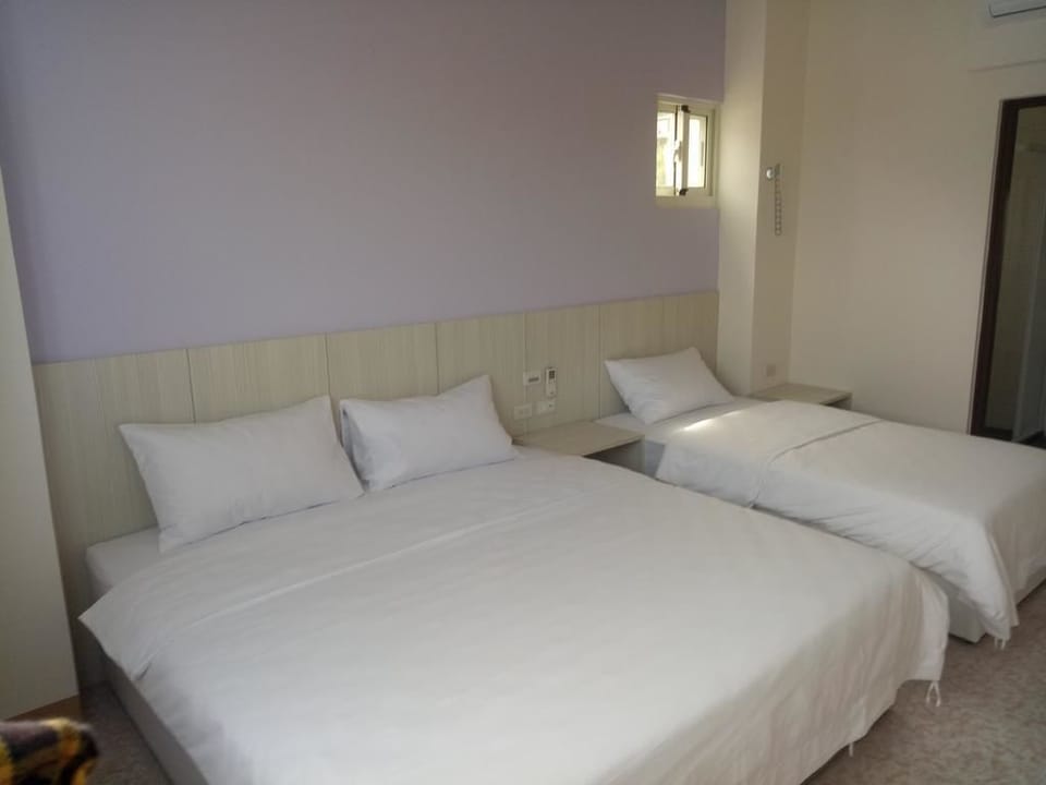Triple Room | Desk, blackout drapes, bed sheets