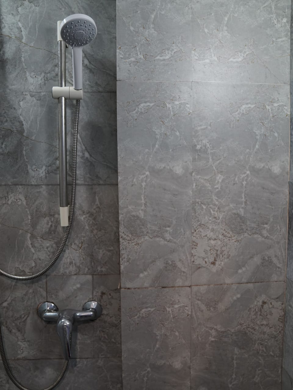 Twin Room | Bathroom | Shower, free toiletries, towels
