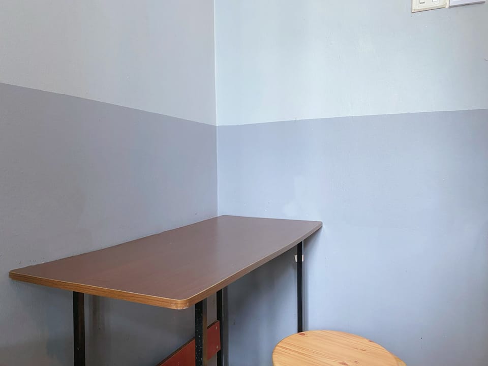 Quadruple Room | Desk, soundproofing, iron/ironing board (on request), WiFi (free)
