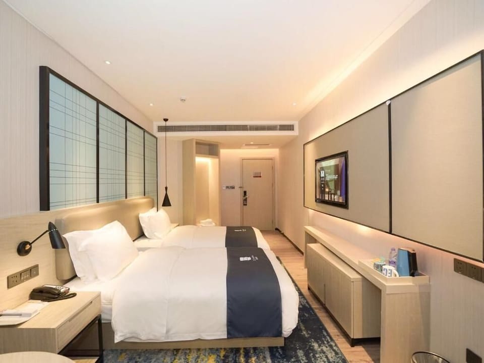 Luxury Twin Room, City View | Desk, laptop workspace, soundproofing, free WiFi
