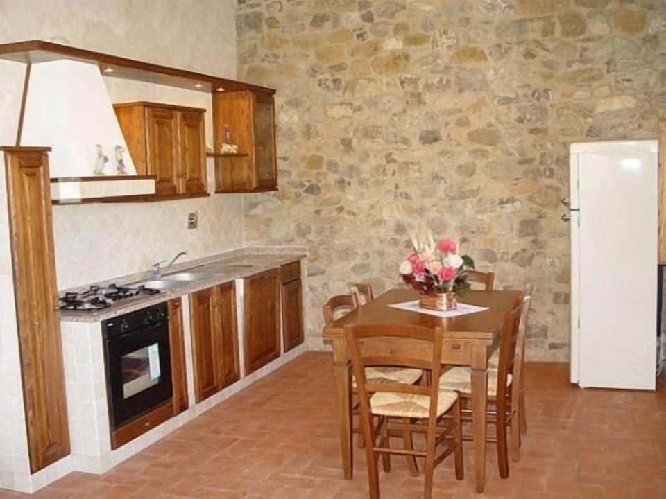 Full-size fridge, oven, stovetop, espresso maker