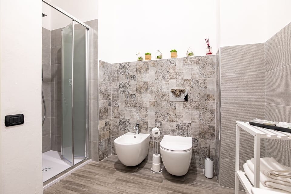 Romantic Double Room | Bathroom | Shower, free toiletries, hair dryer, bidet