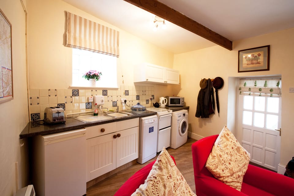Traditional Cottage, 1 King Bed with Sofa bed, Non Smoking, Garden View | Private kitchenette | Coffee/tea maker, electric kettle, cookware/dishes/utensils