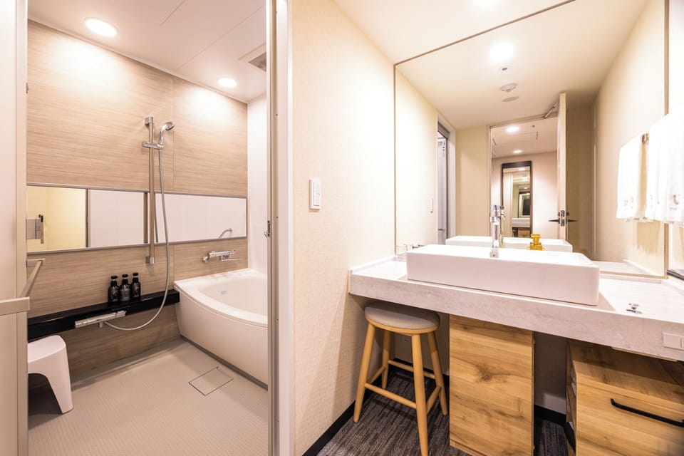 Combined shower/tub, deep soaking tub, eco-friendly toiletries