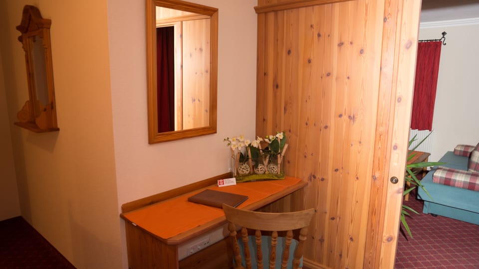 Deluxe Suite, Mountain View | Desk, blackout drapes, free WiFi, bed sheets
