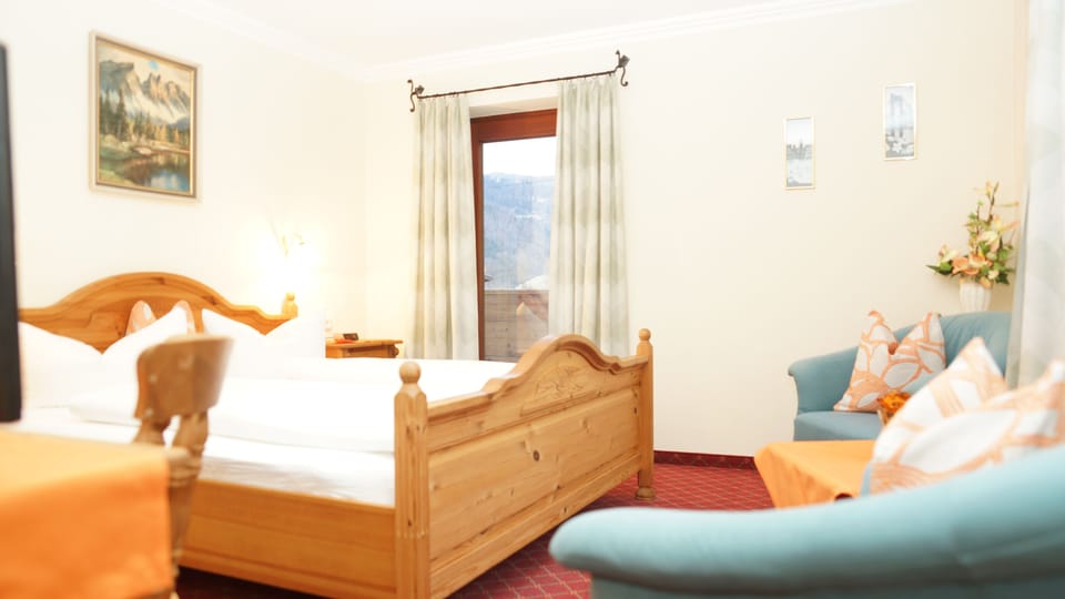 Comfort Double Room, Mountain View | Desk, blackout drapes, free WiFi, bed sheets