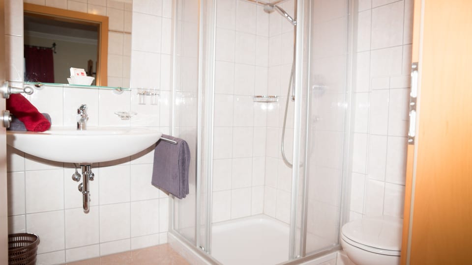 Deluxe Suite, Mountain View | Bathroom | Shower, hair dryer, towels