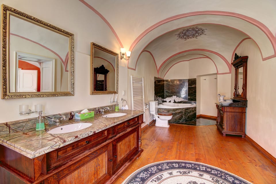 Apartment (Royal) | Bathroom | Free toiletries, towels