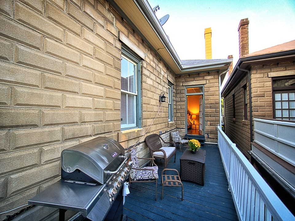 Downtown Savannah Oasis 4 Bed  3 Bath | Balcony