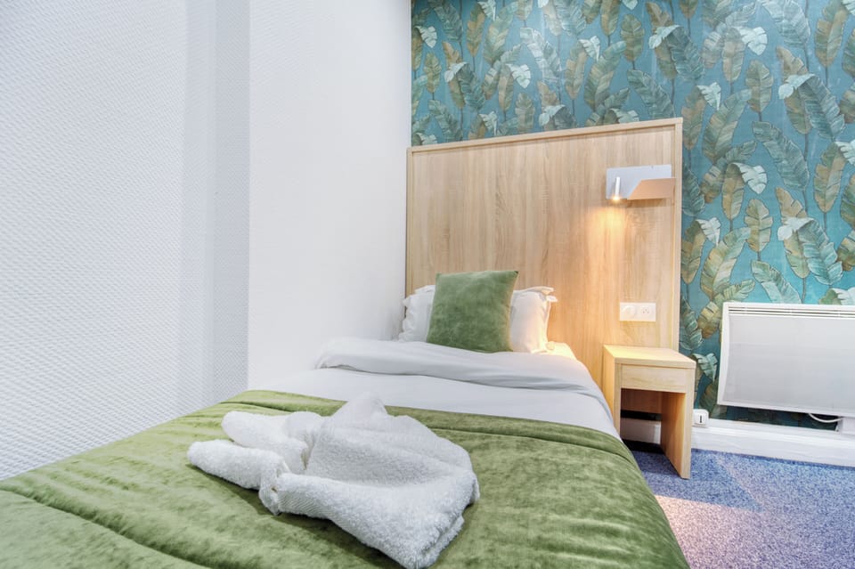 Basic Room | Soundproofing, iron/ironing board, free WiFi, bed sheets