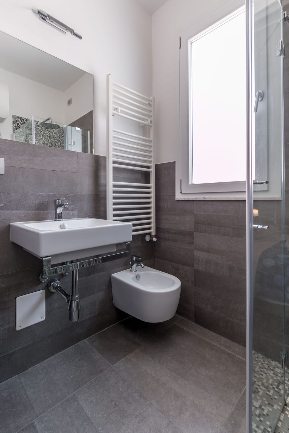 Superior Room | Bathroom | Shower, rainfall showerhead, free toiletries, hair dryer
