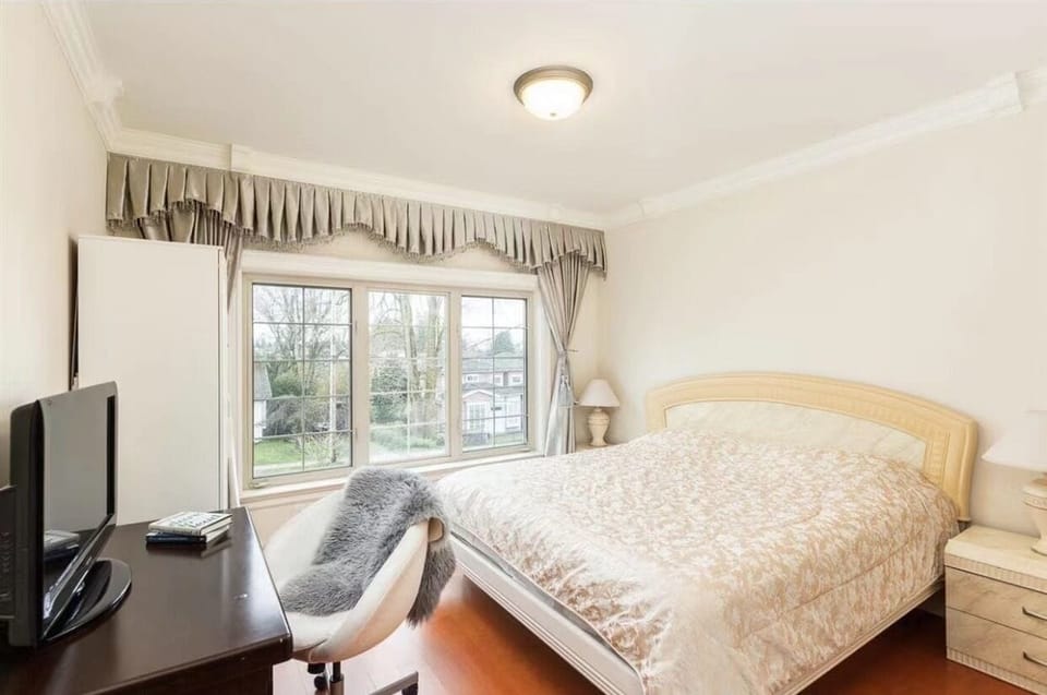 Deluxe Room | Desk, laptop workspace, WiFi (free), bed sheets