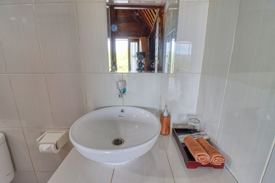 Standard Double Room, 1 King Bed, Patio, Hill View | Bathroom sink