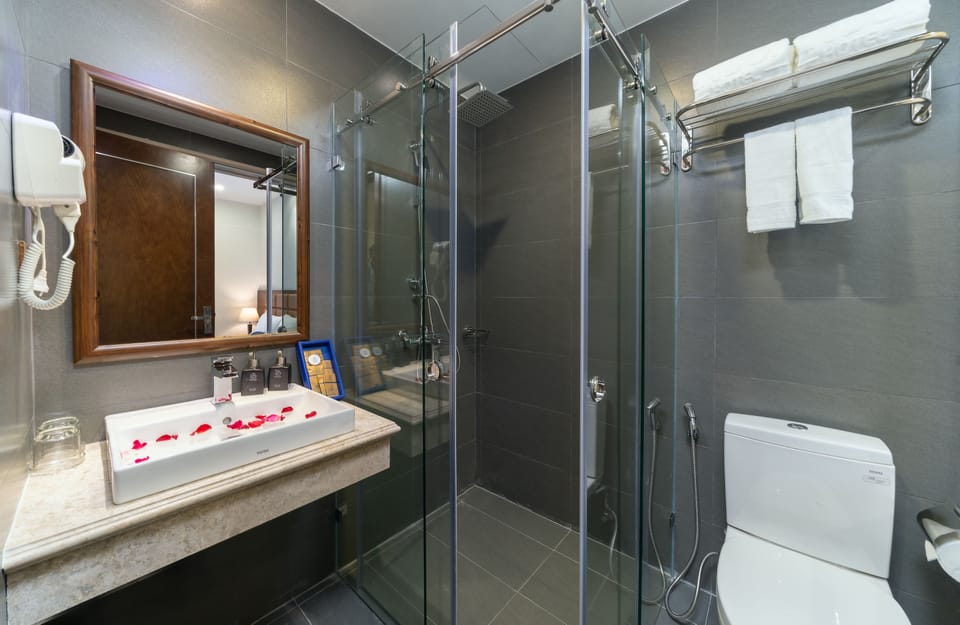 Deluxe Double  Sea View | Bathroom | Designer toiletries, hair dryer, slippers, bidet