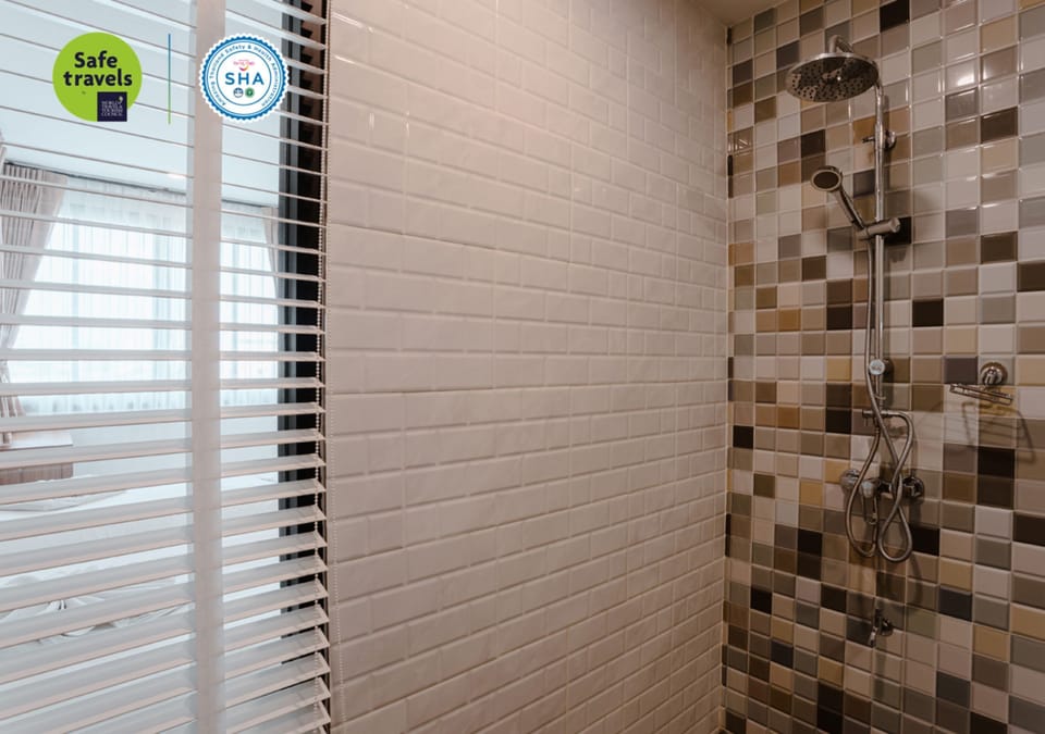 Shower, rainfall showerhead, free toiletries, bathrobes
