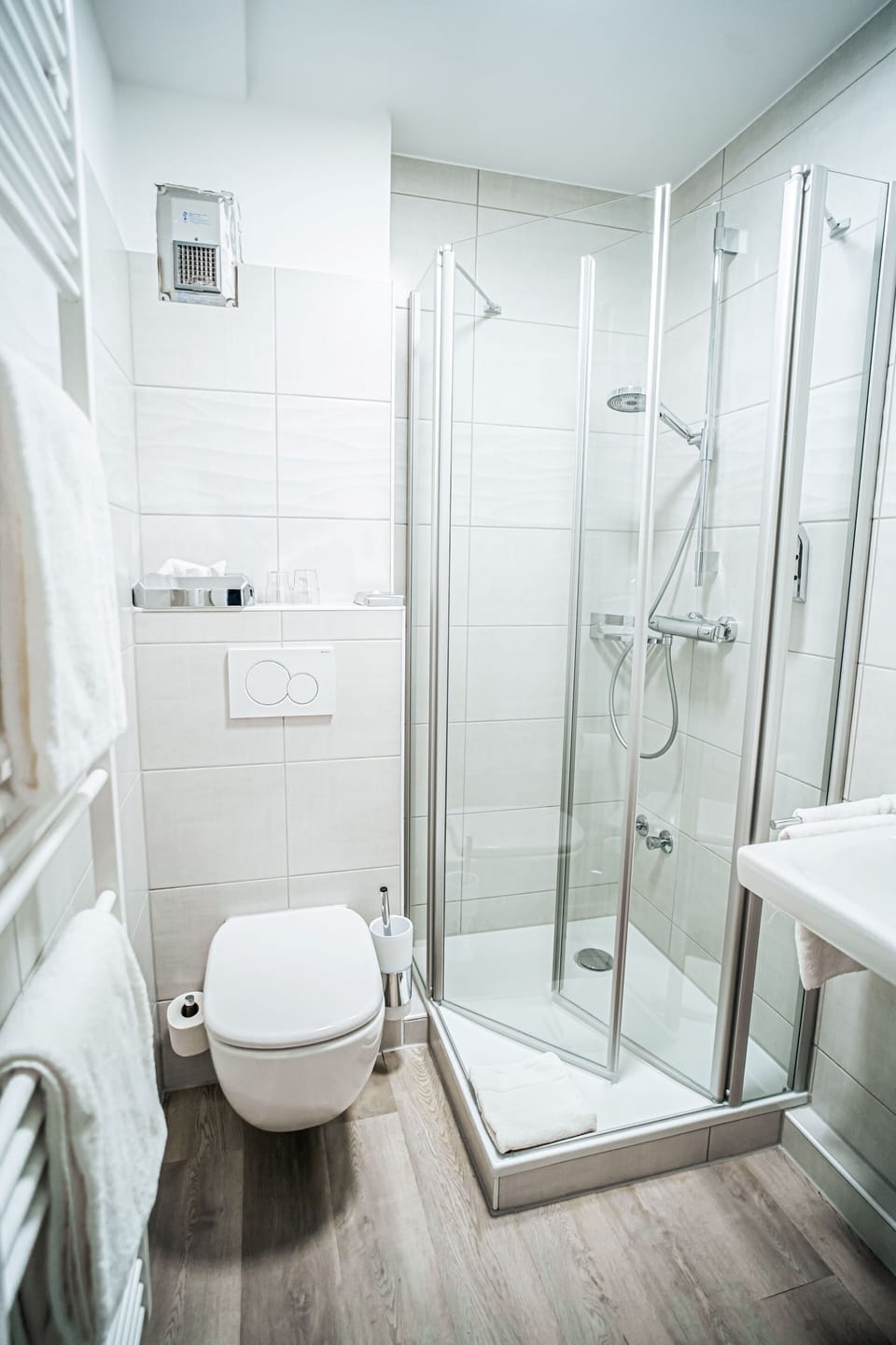 Double Room (Nordsee) | Bathroom | Shower, free toiletries, hair dryer, towels