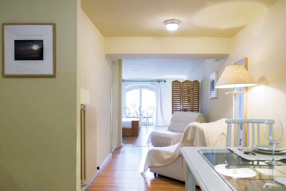 Studio | Living area | Flat-screen TV
