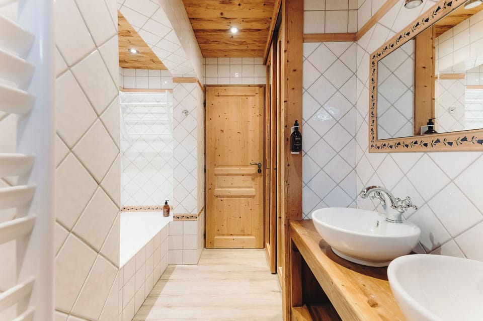 Signature Suite | Bathroom | Free toiletries, hair dryer, towels, soap