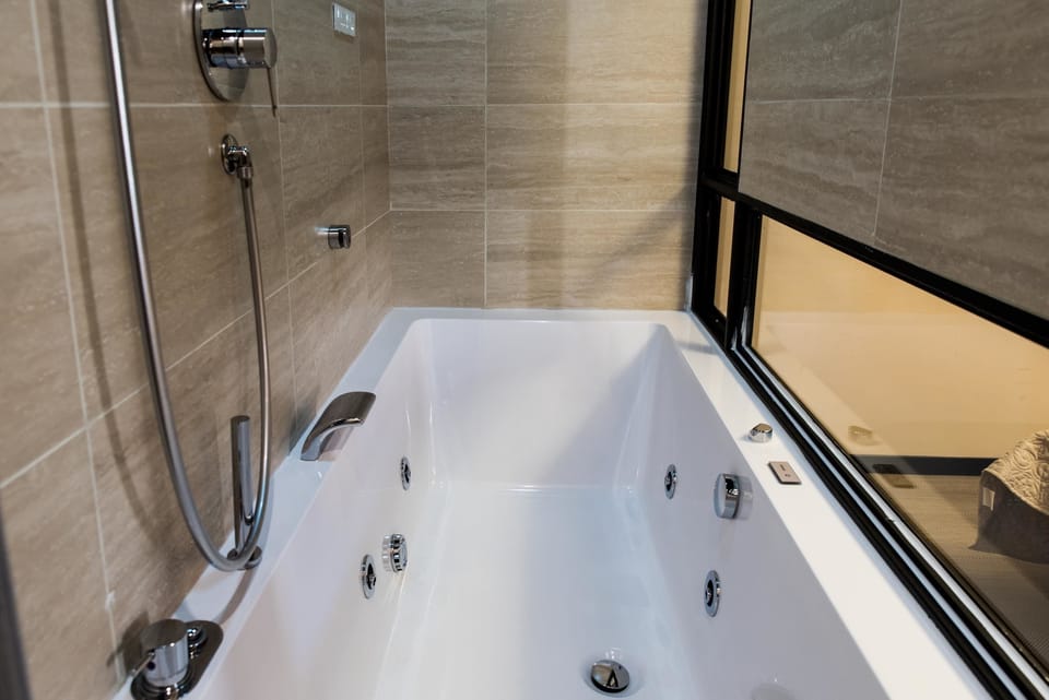 Superior Room, 1 King Bed, Jetted Tub | Jetted tub