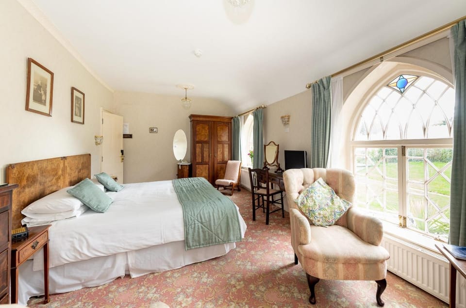 Executive Double Room | Free WiFi, bed sheets