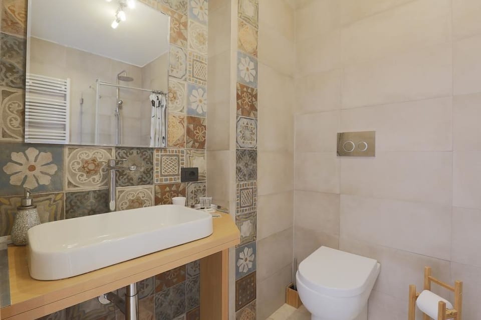 Shower, free toiletries, hair dryer, bidet