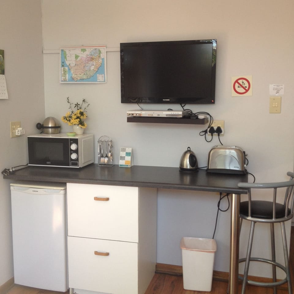 Comfort Twin Room, Multiple Beds, Refrigerator & Microwave, Garden View | 2 bedrooms, premium bedding, memory foam beds, in-room safe