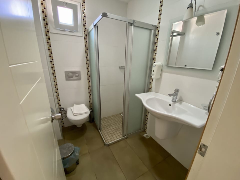 Family Suite | Bathroom | Free toiletries, hair dryer, slippers, towels