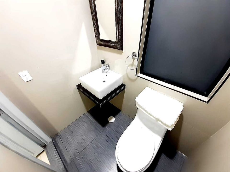 Standard Double or Twin Room, Non Smoking, Ground Floor (Palenque) | Bathroom | Shower, rainfall showerhead, free toiletries, towels