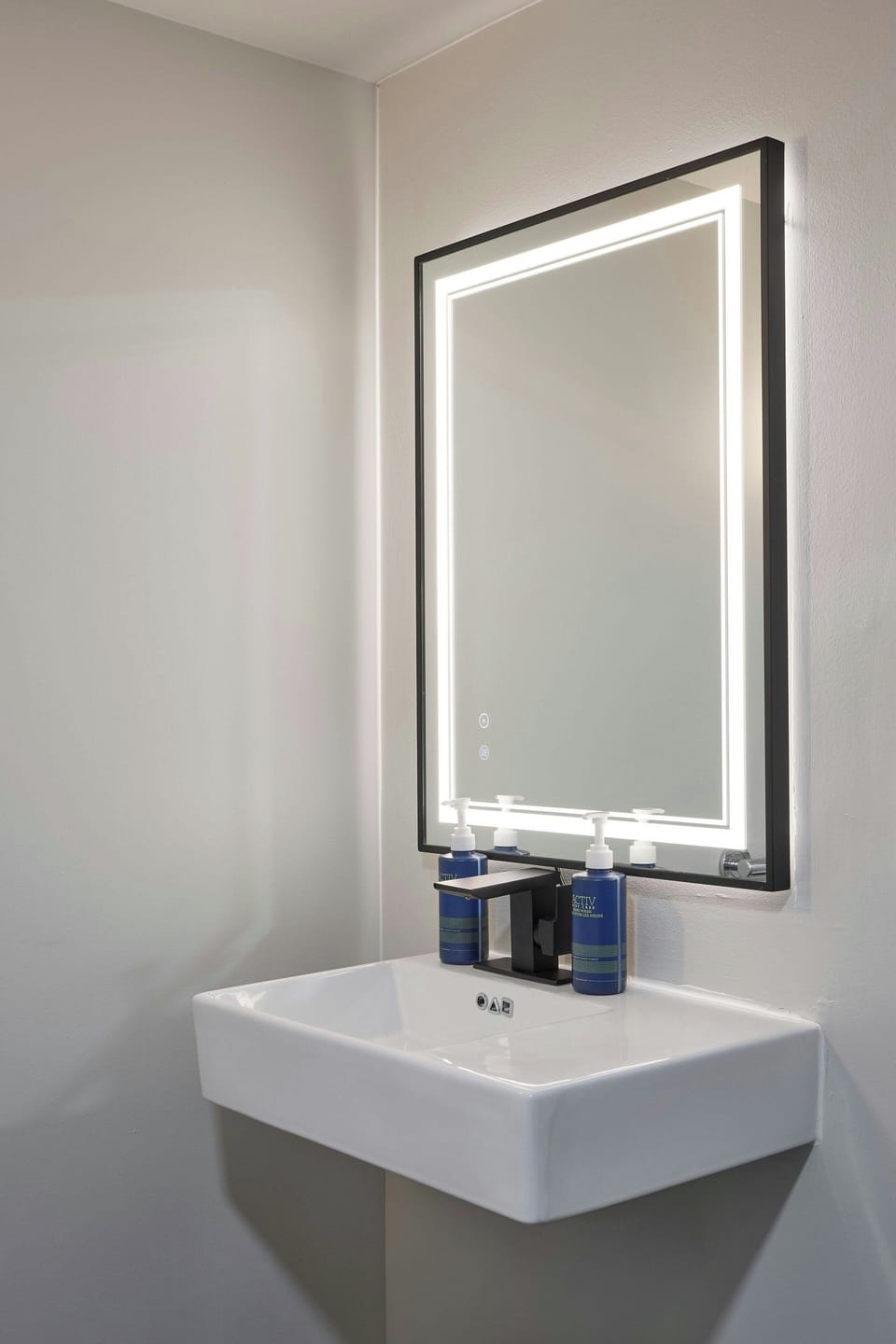 Combined shower/tub, free toiletries, hair dryer, towels
