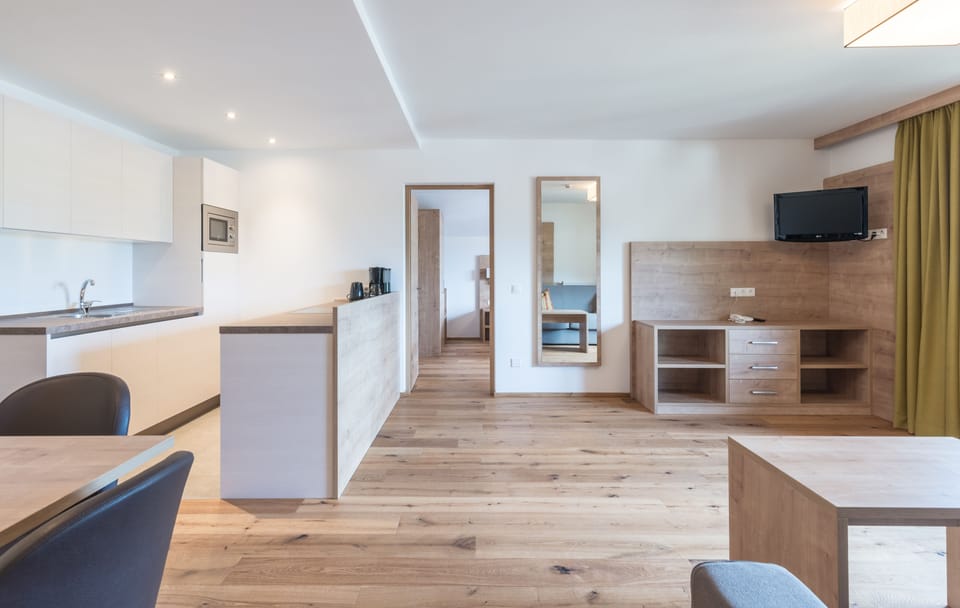 Apartment, 2 Bedrooms, 2 Bathrooms, Mountain View | Living room | 32-inch LED TV with satellite channels, TV