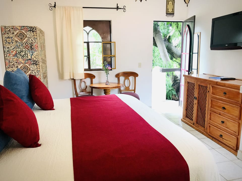 Double Room, 1 King Bed, Kitchenette | Desk, iron/ironing board, free WiFi, bed sheets