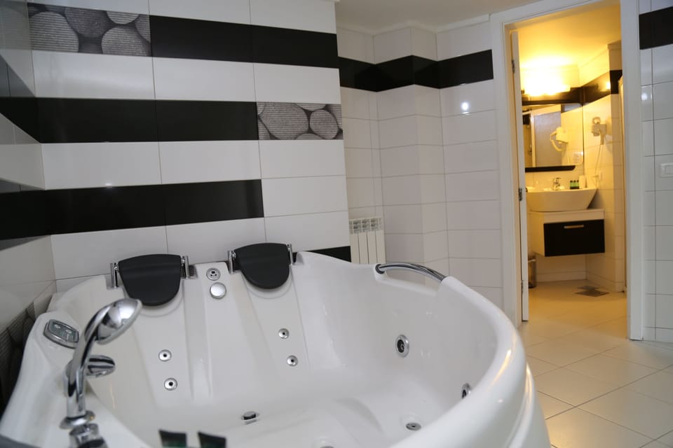 Deluxe Suite, 1 King Bed, Non Smoking, Mountain View | Bathroom | Free toiletries, hair dryer, towels